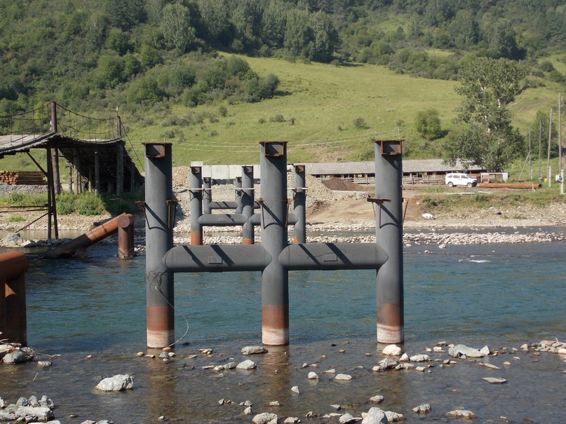 На реке Чарыш строят мост