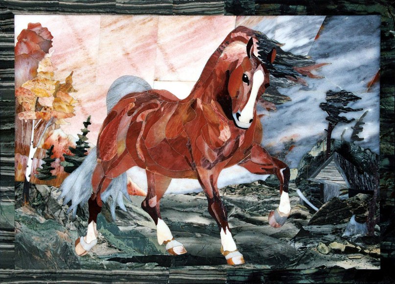 Мозаика "Красный конь" - изделие алтайских камнерезов