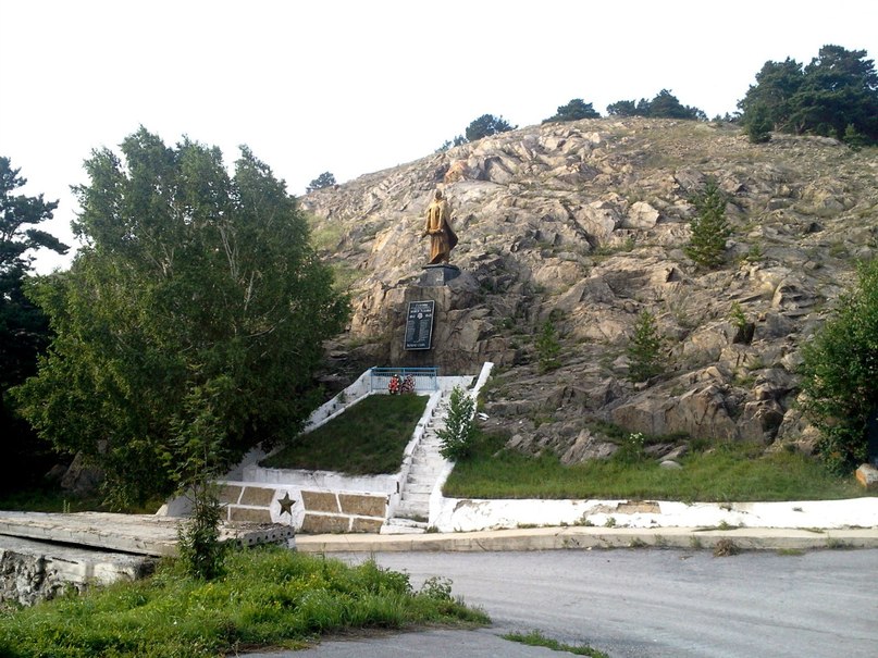 Памятник героям войны в Колывани
